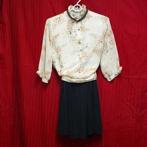 🍁Spring Time Cream Colored Floral Print Tunic Blouse.